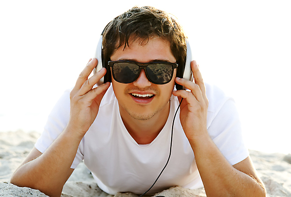 포토 JPG 해외이미지 백인 라이프스타일 응시 남자 행복 음악 모래 이어폰 자연 휴가 건강 한명 웃음 사람 소년 성인 야외 빛 선글라스 뷰티 우주 일출 헤드폰 일몰 새벽 자유 흰색 선탠 거짓말 카피스페이스 해외포토 자연요소 서양인 1 시선 감정 안경 어린이 컬러 음향기기 컨셉 문화예술 표정 생활 노을 공백 생태계 파일형식 이미지허브