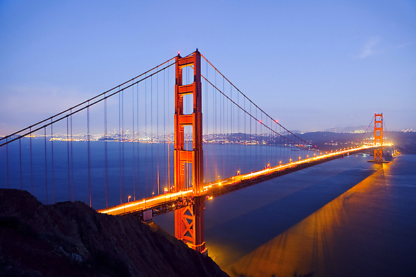포토 JPG 해외이미지 교통시설 자동차 전등 사람없음 빨간색 관광지 황혼 도시 도심 저녁 캘리포니아 태평양 스카이라인 명승지 샌프란시스코 해외포토 육상교통 바다 컬러 여행 교통 조명 풍경 미국 일몰 야간 시설 파일형식 이미지허브