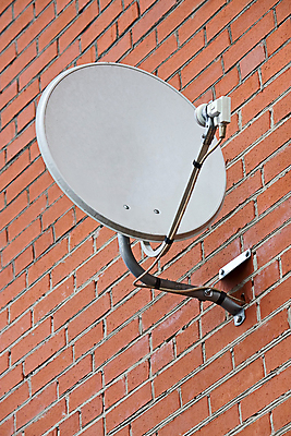 포토 JPG 해외이미지 접시 벽 통신 벽돌 안테나 사람없음 건물 텔레비전 인공위성 네트워크 그림 해외포토 식기 건축물 전자제품 파일형식 이미지허브