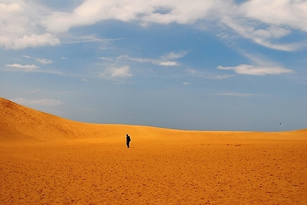 포토 JPG 해외이미지 주간 하늘 한명 사람 야외 걷기 일본 사막 해외포토 자연요소 1 아시아 모션 파일형식 이미지허브