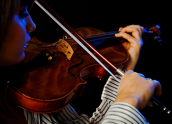 포토 JPG 해외이미지 백인 학생 여자 줄 놀이 검은배경 미술 한명 콘서트 공연 기구 연습 바이올린 활 예술가 바이올리니스트 해외포토 서양인 1 백그라운드 현악기 문화예술 사람 이벤트 검은색 연주자 파일형식 이미지허브