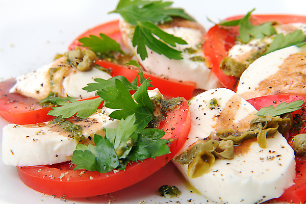 포토 JPG 해외이미지 접시 음식 조각 잎 다이어트 토마토 채소 치즈 건강 요리 사람없음 장식 가로 빨간색 초록색 식당 식사 저녁식사 이탈리아 샐러드 흰색 신선 지중해 매움 슬라이스 부드러움 후추 바질 내추럴 점심식사 모짜렐라치즈 채식주의자 카프레제 맛있는 해외포토 식물 식기 유럽 바다 컬러 유제품 상점 감각 맛 향신료 채식 파일형식 이미지허브