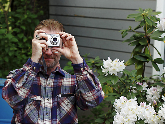 포토 JPG 해외이미지 식물 백인 응시 남자 꽃 벽 40대 자연 수염 주택 한명 사람 성인 야외 금발 카메라 디지털 사진촬영 흰색 진달래 사진사 그림 만들기 해외포토 서양인 1 헤어스타일 시선 컬러 중년 모션 건물 전자제품 촬영 작가 생태계 파일형식 이미지허브