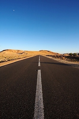포토 JPG 해외이미지 도로 선 여행 자동차 하늘 미래 거리 간판 경고 사람없음 파란색 마을 희망 사막 정보 도시 오픈 고속도로 고독 낙타 모로코 사하라 혁명 건너기 수평선 해외포토 감정 길 육상교통 컬러 컨셉 포유류 교통시설 모션 아프리카 파일형식 이미지허브