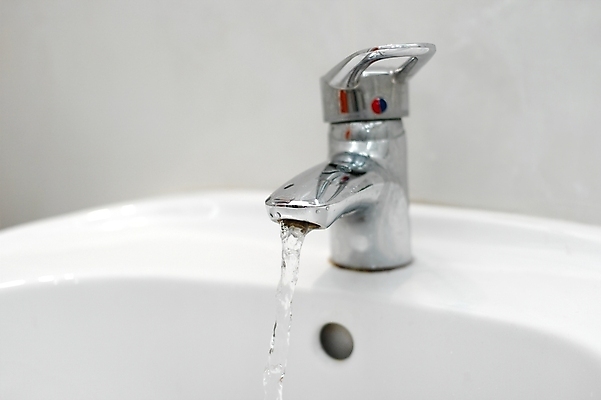 포토 JPG 해외이미지 음료 벽 가정 주택 사람없음 물 빛 달리기 반사 환경 금속 목욕 젖음 흐름 추위 욕실 흰색 물방울 신선 오픈 뜨거움 개울 위생 싱크대 수도꼭지 파이프 시스템 튜브 대야 낭비 배관공 해외포토 자연요소 컬러 컨셉 모션 재질 건물 강 청결 개수대 파일형식 이미지허브