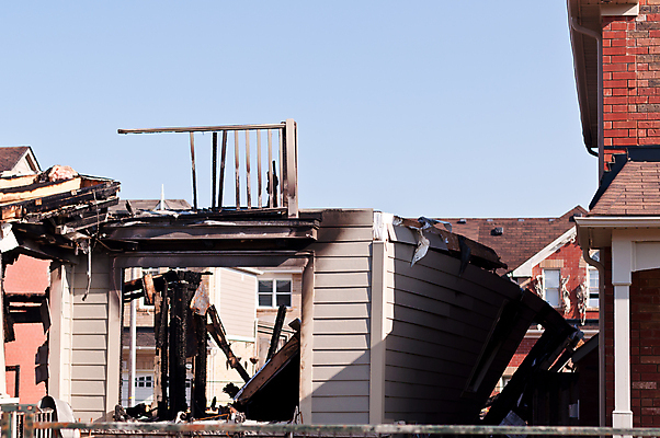 포토 JPG 해외이미지 나무 불 주택 사람없음 야외 가로 울타리 컬러풀 폐허 해외포토 자연요소 식물 컬러 건물 담장 파일형식 이미지허브