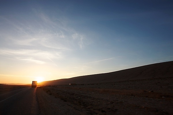 포토 JPG 해외이미지 도로 오렌지 사람없음 태양 일몰 저녁 아스팔트 속도 모로코 남쪽 사하라 서쪽 수평선 해외포토 자연요소 길 과일 교통시설 아프리카 노을 사막 야간 방향 파일형식 이미지허브