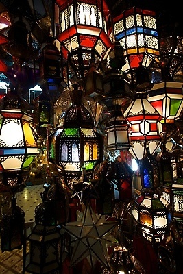 포토 JPG 해외이미지 전통 여행 중동 아프리카 조명 사람없음 장식 빛 판매 상점 어둠 새벽 등불 램프 화려 시장 선택 야간 주식 이슬람교 오브젝트 정사각형 소매 모로코 빛망울 명승지 아랍어 해외포토 자연요소 도형 나라 종교 컨셉 풍경 금융 파일형식 이미지허브