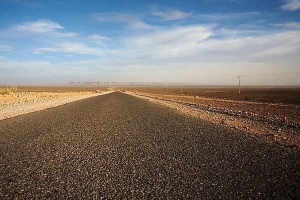 포토 JPG 해외이미지 도로 선 여행 자동차 하늘 미래 거리 간판 경고 풍경 사람없음 여름 파란색 마을 희망 사막 정보 도시 오픈 고속도로 고독 아스팔트 낙타 모로코 사하라 혁명 건너기 수평선 해외포토 계절 감정 길 육상교통 컬러 컨셉 포유류 교통시설 모션 아프리카 파일형식 이미지허브