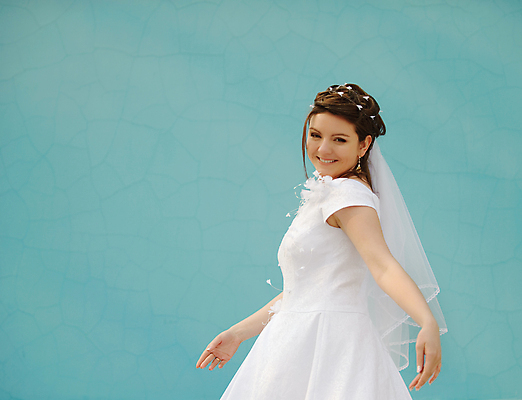 포토 JPG 해외이미지 백인 모델 드레스 옷 여자 꽃잎 꽃 행복 유럽 벽 포즈 결혼 결혼식 한명 미소 웃음 사람 20대 성인 야외 파란색 뷰티 유행 흰색 표현 춤 가운 저녁 열정 동쪽 베일 천진난만 터키석 표현성 해외포토 서양인 식물 1 감정 나라 컬러 컨셉 문화예술 표정 이벤트 청년 야간 보석 방향 파일형식 이미지허브