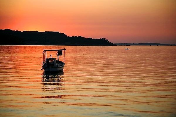 포토 JPG 해외이미지 라이프스타일 모래 바다 섬 오렌지 하늘 낚시 휴가 휴식 항해 풍경 해변 사람없음 야외 여름 빛 모래사장 뷰티 평화 맑음 침묵 일몰 바위 보트 역사 지중해 휴양지 장면 포트 크로아티아 옛날 파라다이스 해외포토 계절 유럽 컨셉 배_교통 과일 레저 날씨 생활 노을 소리 장소 돌_바위 파일형식 이미지허브