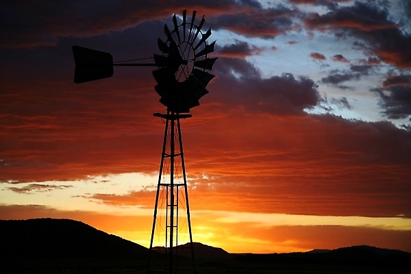 포토 JPG 해외이미지 구름 실루엣 전통문화 농업 아프리카 자연 하늘 바람 건조 그림자 풍경 사람없음 물 빛 농장 탑 검은색 힘 황혼 일몰 목장 새벽 사막 풍차 발전기 골동품 농촌 바퀴 풍력에너지 호주 연료 세대 구식 돌리기 되감기 옛날 오지 해외포토 자연요소 전통 건축물 나라 산업 문화 컬러 모션 날씨 촬영기법 노을 발전소 시골 그린에너지 오세아니아 생태계 파일형식 이미지허브