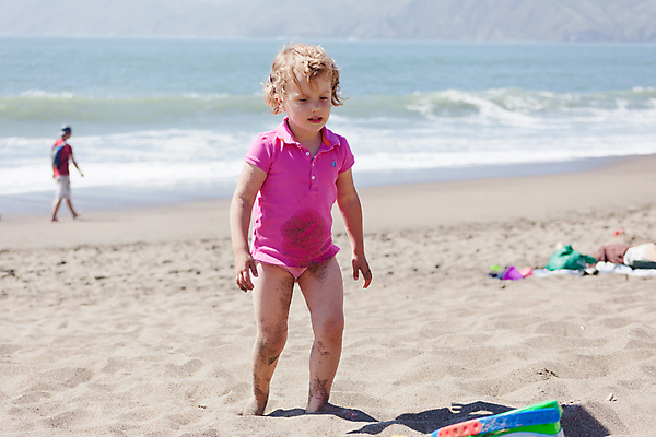 포토 JPG 해외이미지 딸 행복 어린이 모래 바다 장난 자연 놀이 휴가 한명 사람 야외 여름 청춘 햇빛 태양 맑음 기쁨 아기 작음 마야 걸음마 해외포토 자연요소 1 계절 감정 컨셉 가족 모션 날씨 크기 생태계 마야문명 파일형식 이미지허브