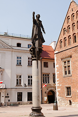 포토 JPG 해외이미지 건축양식 하늘 사람없음 건물 조각상 숫자 기둥 도시 심볼 광택 폴란드 천연기념물 옛날 크라쿠프 해외포토 문자 건축물 건축 유럽 조형물 파일형식 이미지허브