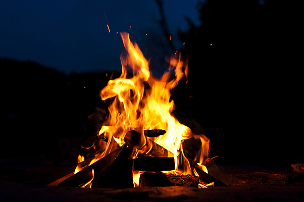 포토 JPG 해외이미지 불꽃 사람없음 야외 목재 컬러풀 사진촬영 야간 모닥불 통나무 연소 해외포토 자연요소 나무 컬러 재료 불 촬영 파일형식 이미지허브