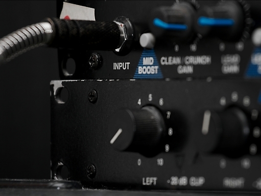 포토 JPG 해외이미지 직업 사람없음 전자제품 검은색 힘 소리 콘서트 공연 장비 무대 기타 선택 플러그 볼륨 연결 오디오 부드러움 시끄러움 튜브 잭 베이스 입력 해외포토 컬러 컨셉 현악기 이벤트 감각 파일형식 이미지허브