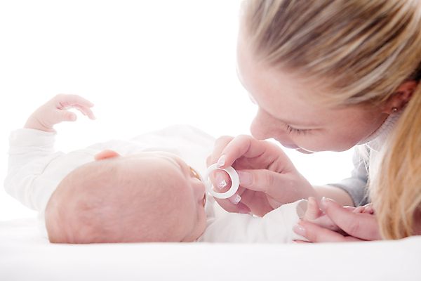 포토 JPG 해외이미지 스튜디오촬영 백인 커플 행복 가족 엄마 사랑 두명 컬러풀 아기 신생아 잠 흰배경 해외포토 서양인 감정 컬러 백그라운드 관계 실내 사람 흰색 파일형식 이미지허브