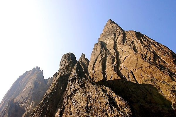 포토 JPG 해외이미지 물결 바다 섬 자연 하늘 산 그림자 풍경 사람없음 야외 세로 물 여름 파란색 햇빛 평화 사진촬영 바위 언덕 대문 우크라이나 잔물결 절정 지질학 해외포토 자연요소 계절 교육 유럽 컬러 컨셉 태양 문 촬영 돌_바위 생태계 파일형식 이미지허브