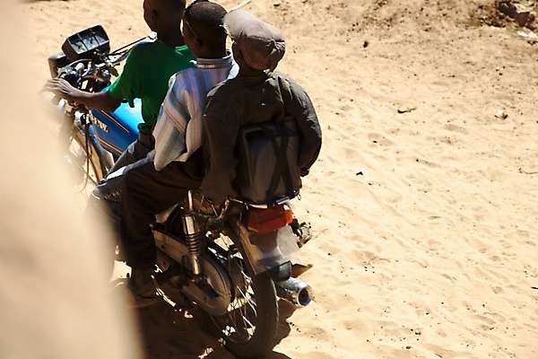 포토 JPG 해외이미지 어린이 모래 여행 놀이 3 사람없음 오토바이 게임 가난 말리 양발 해외포토 컨셉 사람 바이크 파일형식 이미지허브