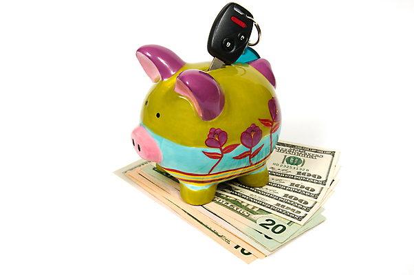 포토 JPG 해외이미지 지폐 실내 사람없음 금융 경제 돼지저금통 흰배경 꽂음 자동차열쇠 해외포토 백그라운드 돈 열쇠 내부 저금통 흰색 파일형식 이미지허브