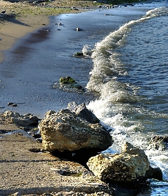 포토 JPG 해외이미지 선 모래 파도 바다 여행 휴식 풍경 경사 사람없음 물 파란색 모래사장 검은색 절벽 흰색 만 가장자리 암초 폭풍 폭풍우 해외포토 자연요소 컬러 컨셉 날씨 비_날씨 둘레 자연재해 파일형식 이미지허브