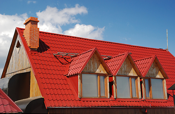 포토 JPG 해외이미지 구름 사다리 창문 지붕 새로움 주택 외벽 사람없음 목재 빨간색 파란색 갈색 금속 조약돌 재산 맨션 타일 파이프 손질 해외포토 자연요소 나무 벽 컬러 컨셉 재료 재질 건물 금융 돌_바위 도구 파일형식 이미지허브