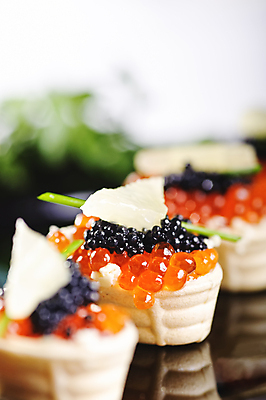 포토 JPG 해외이미지 접시 음식 채소 건강 요리 사람없음 빨간색 고급 맛 먹기 카나페 준비 연어 점심식사 캐비아 맛있는 해외포토 식기 컬러 컨셉 식재료 모션 서양음식 어류 식사 파일형식 이미지허브