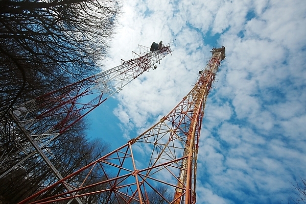 포토 JPG 해외이미지 구름 산업 통신 하늘 모바일 무선통신 프레임 안테나 사람없음 야외 파란색 스마트폰 탑 금속 텔레비전 기둥 네트워크 숲 연결 큼 버리기 수화기 부식 라디오 신호 전자 방송 시스템 뼈대 철탑 멀리 흐림 소통 레이더 송신기 썩음 옛날 해외포토 자연요소 건축물 건축 컬러 컨셉 모션 재질 날씨 전자제품 핸드폰 스마트기기 크기 전화기 파일형식 이미지허브