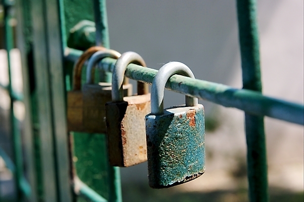 포토 JPG 해외이미지 표면 열쇠 자물쇠 경비 안전 사람없음 빛 울타리 금속 흰색 오픈 행운 방어 재산 닫기 보호 위험 비밀 도둑 절도 철 불안 부식 잠금 보안 대문 심플 조심 보험 유지 단절 돌봄 뒤뜰 옛날 철강 많음 해외포토 감정 컬러 컨셉 모션 재질 어류 금융 담장 문 범죄 범죄인 파일형식 이미지허브