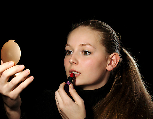 포토 JPG 해외이미지 모델 손 응시 여자 얼굴 건강 사람 사람없음 빨간색 금발 뷰티 유행 검은색 화장품 거울 립스틱 잡기 고급 피부 입술 만들기 개성 돌봄 스타일링 스타일 해외포토 헤어스타일 시선 컬러 컨셉 모션 신체부위 파일형식 이미지허브