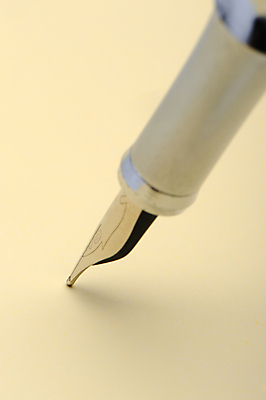 포토 JPG 해외이미지 교육 종이 백그라운드 비즈니스 창조 그림자 사람없음 펜 만년필 노란색 기구 기록 은색 질감 펜촉 해외포토 컬러 필기구 파일형식 이미지허브