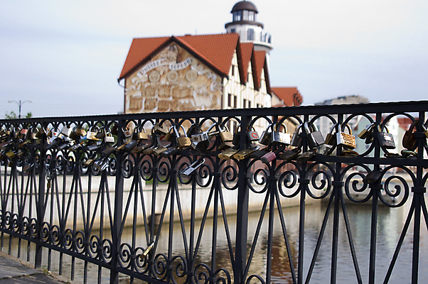 포토 JPG 해외이미지 난간 열쇠 주택 사람없음 건물 강 금속 도시 닫기 잠금 해외포토 건축물 모션 재질 보안 파일형식 이미지허브