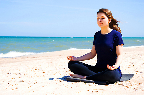 포토 JPG 해외이미지 백인 1 라이프스타일 여자 행복 모래 스포츠 바다 신체 요가 하늘 휴가 휴식 건강 한명 사람 야외 물 파란색 운동 평화 맑음 기쁨 자유 흰색 신선 명상 돌봄 무료 해외포토 자연요소 서양인 웰빙 감정 컬러 컨셉 모션 날씨 생활 파일형식 이미지허브