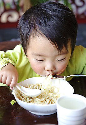 포토 JPG 해외이미지 손 아시아 어린이 음식 장난 쟁반 건강 한명 사람 앉기 동양인 소년 머리 식사 중국 자녀 아기 잡기 입 달콤 먹기 소중 연습 어깨 국수 천진난만 유일 해외포토 1 남자 나라 컨셉 모션 인종 신체부위 면류 맛 파일형식 이미지허브