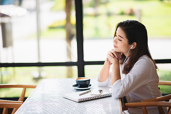 포토 JPG 해외이미지 백인 학생 라이프스타일 여자 교육 행복 아시아 커피 음료 음악 인터넷 비즈니스 창문 학교 탁자 직장 한명 미소 사람 앉기 동양인 성인 컵 노트북 학습 컴퓨터 사무실 알약 상점 식당 공책 카페 듣기 기록 업무 비즈니스우먼 대학교 온라인 해외포토 서양인 1 식기 감정 나라 가구 회사 모션 문화예술 문구용품 표정 인종 생활 전자제품 약 작업 직장인 파일형식 이미지허브