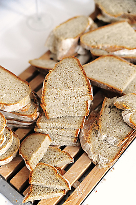 포토 JPG 해외이미지 음식 빵 조각 다이어트 탁자 건강 사람없음 목재 세로 갈색 주방 식사 빵집 껍질 흰색 널 낟알 자르기 시리얼 밀 굽기 먹기 오브젝트 슬라이스 밀가루 덩어리 점심식사 탄수화물 페스츄리 호밀 개조 해외포토 나무 컬러 가구 재료 모션 곡류 상점 가루 구이 파일형식 이미지허브