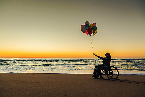 포토 JPG 해외이미지 전신 여자 행복 여행 하늘 한명 앉기 성인 해변 옆모습 일몰 자유 올려보기 잡기 장애인 휠체어 풍선 장애 성인여자한명만 수평선 해외포토 1 감정 바다 뷰포인트 컨셉 모션 사람 노을 여자한명만 성인여자만 파일형식 이미지허브