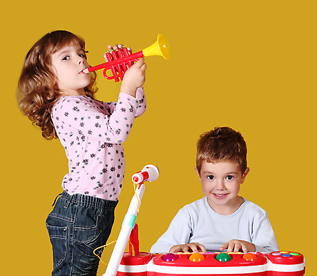 포토 JPG 해외이미지 백인 여자 딸 행복 어린이 음악 2 장난 놀이 사람 소년 두명 장난감 뷰티 공연 연주자 음악가 흰색 기구 표현 트럼펫 멜로디 플레이어 해외포토 서양인 직업 남자 감정 컬러 가족 문화예술 이벤트 금관악기 파일형식 이미지허브