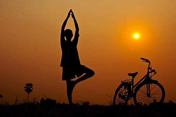 포토 JPG 해외이미지 라이프스타일 실루엣 스포츠 요가 자연 휴가 휴식 건강 사람 소년 사람없음 야외 여름 운동 햇빛 태양 자전거 검은색 일몰 저녁 유연 양발 해외포토 자연요소 웰빙 계절 남자 어린이 컬러 컨셉 촬영기법 생활 노을 바이크 야간 생태계 파일형식 이미지허브