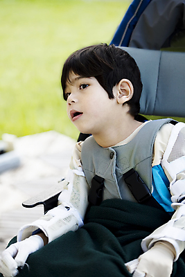 포토 JPG 해외이미지 1 응시 남자 어린이 장갑 태국 건강 한명 앉기 동양인 소년 야외 장비 보호 장애인 휠체어 장애 혼자 혼혈 해외포토 시선 잡화 아시아 컨셉 모션 사람 인종 다문화 파일형식 이미지허브