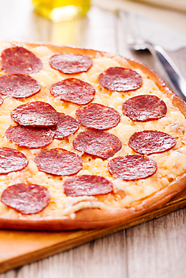 포토 JPG 해외이미지 전통 음식 조각 토마토 채소 재료 치즈 피자 패스트푸드 요리 사람없음 목재 식사 저녁식사 이탈리아 껍질 시골 최고 굽기 허브 올리브 햄 후추 바질 살라미 해외포토 나무 식물 열매 유럽 유제품 서양음식 육류 인스턴트 구이 향신료 파일형식 이미지허브