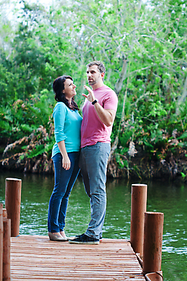 포토 JPG 해외이미지 백인 라이프스타일 커플 응시 공원 여자 남자 행복 얼굴 백그라운드 2 가족 관계 포옹 함께함 사랑 미소 사람 성인 야외 두명 초록색 파란색 뷰티 검은색 낭만 흰색 해외포토 서양인 시선 공공시설 감정 컬러 컨셉 안기 표정 생활 신체부위 파일형식 이미지허브