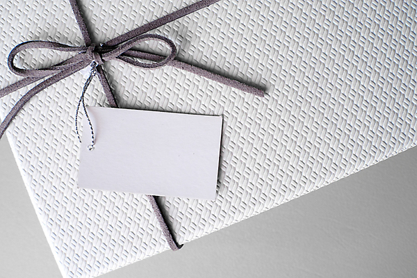 포토 JPG 해외이미지 리본 회색배경 프레임 실내 사람없음 선물상자 꼬리표 카피스페이스 해외포토 백그라운드 선물 내부 상자 라벨 공백 회색 파일형식 이미지허브