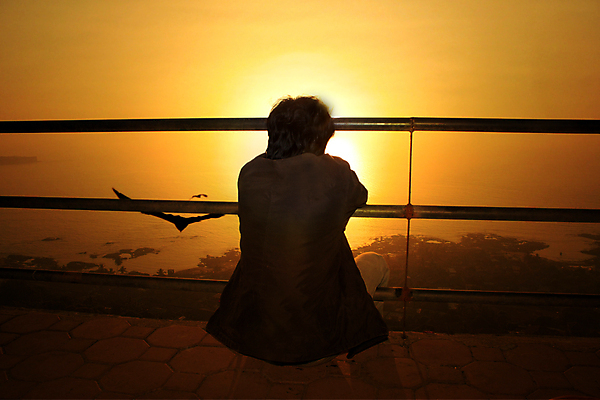 포토 JPG 해외이미지 남자 바다 컨셉 아침 한명 앉기 풍경 태양 일출 황혼 일몰 새벽 슬픔 고독 저녁 명상 고민 그림 장면 우울증 혼자 해외포토 주간 자연요소 1 감정 모션 사람 노을 질병 야간 파일형식 이미지허브