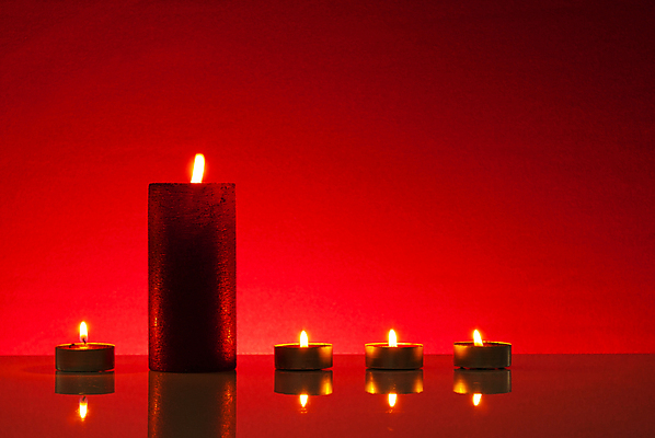 포토 JPG 해외이미지 계절 백그라운드 크리스마스 촛불 탁자 휴가 전등 사람없음 가로 빨간색 빛 화목 침묵 낭만 축하 우아함 야간 빛망울 연소 광 왁스 카피스페이스 해외포토 자연요소 기념일 컬러 가구 컨셉 초 조명 소리 공백 파일형식 이미지허브