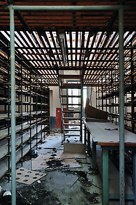 포토 JPG 해외이미지 모양 산업 선 백그라운드 벤치 건축양식 창문 공장 날씨 추상 선반 프레임 실내 사람없음 내부 건물 문 계단 금속 어둠 방 탐험 도시 바 파편 철 버리기 창고 부식 폐허 치수 수납 망사 깊이 썩음 옛날 위기 결석 해외포토 건축물 건축 가구 무늬 의자 공업 모션 재질 직물 파일형식 이미지허브