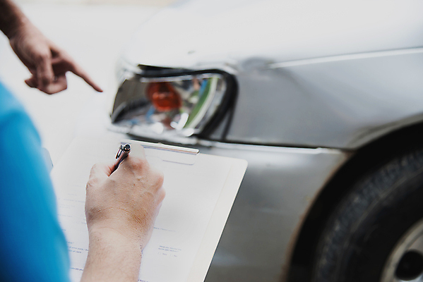 포토 JPG 해외이미지 1 손 남자 종이 도로 교통시설 자동차 사람 성인 사람없음 카메라 손상 시험 기록 수리 충돌 사건 중개인 보고서 그림 문서 보험 깨짐 돌봄 서류판 자동 장교 적자 주장 해외포토 직업 교육 길 육상교통 교통 컨셉 모션 신체부위 전자제품 사무용품 시설 파일형식 이미지허브