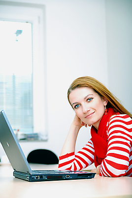 포토 JPG 해외이미지 백인 직업 1 학생 라이프스타일 손 응시 여자 교육 행복 얼굴 인터넷 비즈니스 통신 탁자 성공 실내 한명 미소 사람 앉기 성인 노트북 컴퓨터 사무실 모니터 검은색 공책 웹 흰색 업무 비즈니스우먼 자신감 중개인 고객 서비스 경영자 비서 타입 고립 운영자 지원 해외포토 서양인 시선 감정 컬러 가구 컨셉 모션 문구용품 표정 내부 생활 신체부위 전자제품 작업 직장인 리더 파일형식 이미지허브