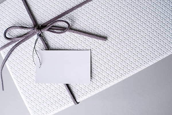 포토 JPG 해외이미지 리본 회색배경 프레임 실내 사람없음 선물상자 꼬리표 카피스페이스 해외포토 백그라운드 선물 내부 상자 라벨 공백 회색 파일형식 이미지허브