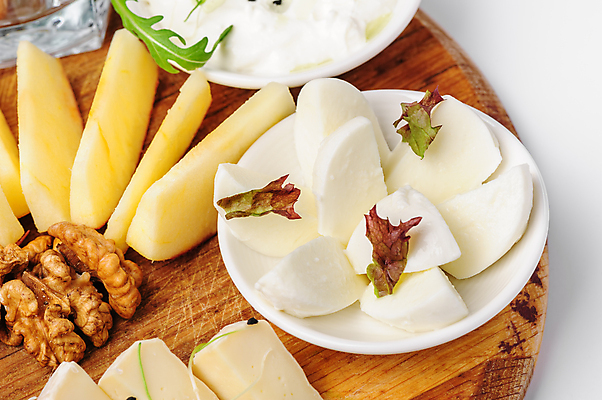 포토 JPG 해외이미지 치즈 실내 사람없음 사과 안주 흰배경 호두 나무받침 와인플래터 해외포토 백그라운드 과일 유제품 내부 목재 견과류 흰색 받침대 파일형식 이미지허브